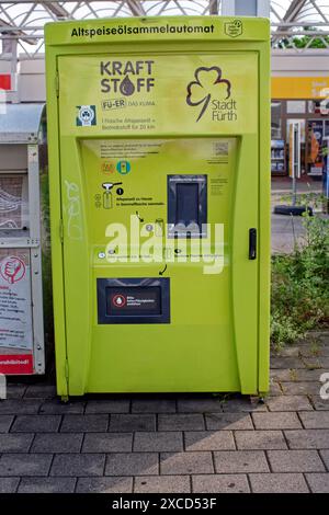 Distributore automatico per l'erogazione di olio da cucina usato per il riutilizzo per la produzione di combustibile Foto Stock