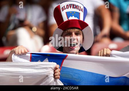 Tifosi sloveni durante la partita di calcio Euro 2024 tra Slovenia e Danimarca all'Arena di Stoccarda , Stoccarda , Germania - domenica 16 , giugno , 2024. Sport - calcio . (Foto di Spada/LaPresse) Foto Stock