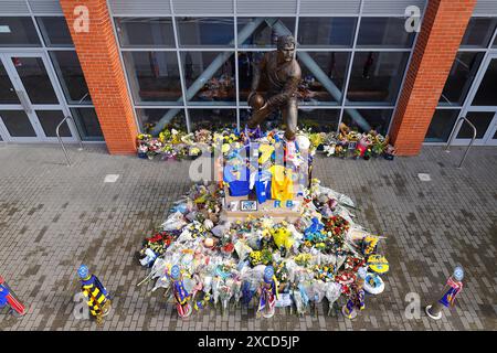 I tifosi dei Leeds Rhinos lasciano tributi a Rob Burrow CBE alla statua di John Holmes all'Headingley Stadium dalla sua morte, avvenuta il 2 giugno 2024 Foto Stock