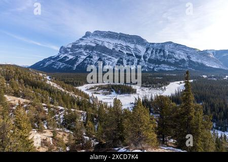 Hoodoos Viewpoint, Banff National Park bellissimo paesaggio. Vista panoramica sulla foresta di Mount Rundle Valley e sul fiume Bow ghiacciato in inverno. Montagne Rocciose canadesi. Foto Stock