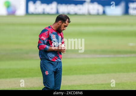 Worcester, Regno Unito. 16 giugno 2024. Saif Zaib si prepara a ciotola durante il Vitality T20 Blast match tra Worcestershire Rapids e Northamptonshire Steelbacks a New Road, Worcester, Regno Unito, il 16 giugno 2024. Foto di Stuart Leggett. Solo per uso editoriale, licenza richiesta per uso commerciale. Non utilizzare in scommesse, giochi o pubblicazioni di singoli club/campionato/giocatori. Crediti: UK Sports Pics Ltd/Alamy Live News Foto Stock