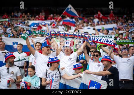 Fans von Slowenien, GER, Slovenia (SVN) vs Danimarca (DEN), Fussball Europameisterschaft, UEFA EURO 2024, gruppo C, 1. Spieltag, 16.06.2024 foto: Eibner-Pressefoto/Michael Memmler Foto Stock