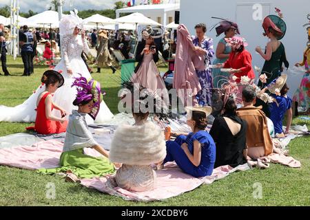 Parigi, Francia. 16 giugno 2024. Atmosfera durante il Prix de Diane Longines 2024 all'Hippodrome de Chantilly il 16 giugno 2024 a Parigi, Francia. Foto di Nasser Berzane/ABACAPRESS. COM credito: Abaca Press/Alamy Live News Foto Stock