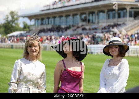 Parigi, Francia. 16 giugno 2024. Atmosfera durante il Prix de Diane Longines 2024 all'Hippodrome de Chantilly il 16 giugno 2024 a Parigi, Francia. Foto di Nasser Berzane/ABACAPRESS. COM credito: Abaca Press/Alamy Live News Foto Stock