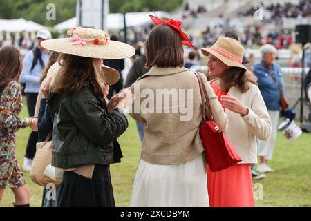 Parigi, Francia. 16 giugno 2024. Atmosfera durante il Prix de Diane Longines 2024 all'Hippodrome de Chantilly il 16 giugno 2024 a Parigi, Francia. Foto di Nasser Berzane/ABACAPRESS. COM credito: Abaca Press/Alamy Live News Foto Stock