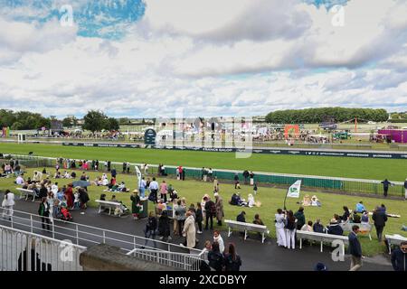 Parigi, Francia. 16 giugno 2024. Atmosfera durante il Prix de Diane Longines 2024 all'Hippodrome de Chantilly il 16 giugno 2024 a Parigi, Francia. Foto di Nasser Berzane/ABACAPRESS. COM credito: Abaca Press/Alamy Live News Foto Stock