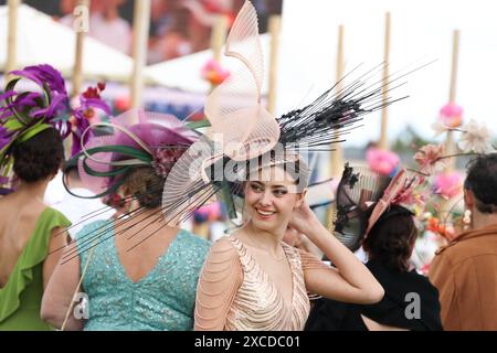 Parigi, Francia. 16 giugno 2024. Atmosfera durante il Prix de Diane Longines 2024 all'Hippodrome de Chantilly il 16 giugno 2024 a Parigi, Francia. Foto di Nasser Berzane/ABACAPRESS. COM credito: Abaca Press/Alamy Live News Foto Stock