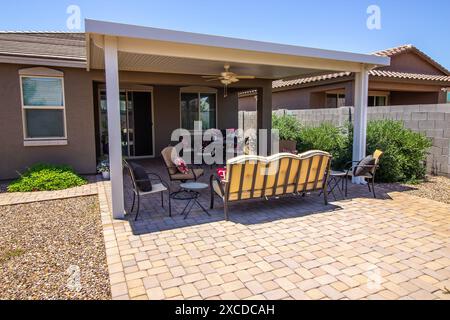 Rivestimento in Pergola mobili in ferro battuto su pavimentazioni Foto Stock