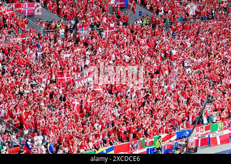 Fans von Daenemark feuern ihr Team an waehrend des Spiels der UEFA EURO 2024 - Gruppe C zwischen Slowenien und Dänemark, Arena Stuttgart AM 16. Giugno 2024 a Stoccarda, Germania. Foto von tifosi danesi tifosi per la loro squadra durante la partita UEFA EURO 2024 - gruppo C tra Slovenia e Danimarca all'Arena di Stoccarda il 16 giugno 2024 a Stoccarda, Germania. Foto di Defodi-738 738 SVNDEN 20240616 151 *** i tifosi della Danimarca fanno il tifo per la loro squadra durante la partita UEFA EURO 2024 del gruppo C tra Slovenia e Danimarca, Arena Stoccarda il 16 giugno 2024 a Stoccarda, Germania foto dei tifosi della Danimarca tifo Foto Stock