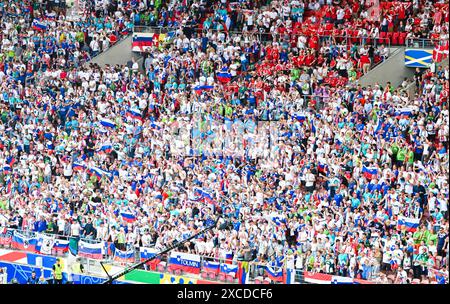 Fans von Slowenien feuern ihr Team an waehrend des Spiels der UEFA EURO 2024 - Gruppe C zwischen Slowenien und Dänemark, Arena Stuttgart AM 16. Giugno 2024 a Stoccarda, Germania. Foto von tifosi sloveni tifosi tifosi per la loro squadra durante la partita UEFA EURO 2024 - gruppo C tra Slovenia e Danimarca all'Arena di Stoccarda il 16 giugno 2024 a Stoccarda, Germania. Foto di Defodi-738 738 SVNDEN 20240616 150 *** i tifosi sloveni fanno il tifo per la loro squadra durante la partita UEFA EURO 2024 del gruppo C tra Slovenia e Danimarca, Arena Stoccarda il 16 giugno 2024 a Stoccarda, Germania foto dei tifosi sloveni che Foto Stock