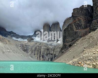 Una vista meravigliosa al Mirador base Las Torres con il tempo nuvoloso. Foto Stock