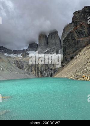 Una vista meravigliosa al Mirador base Las Torres con il tempo nuvoloso. Foto Stock