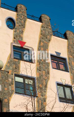 Facciata dell'Hundertwasserhaus, la verde Zitadelle di Magdeburgo fotografata da un sentiero pubblico Foto Stock