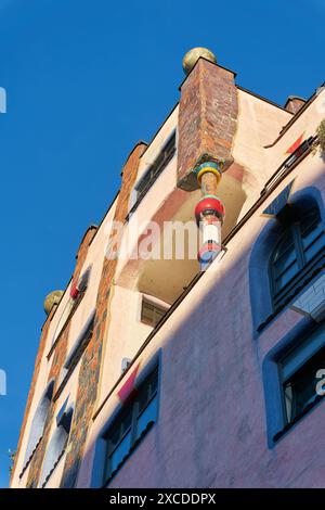 Facciata dell'Hundertwasserhaus, la verde Zitadelle di Magdeburgo fotografata da un sentiero pubblico Foto Stock