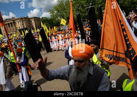 Londra, Regno Unito, 16 giugno 2024. I sikh britannici marciano attraverso il centro di Londra per commemorare il 40° anniversario del massacro del Tempio d'Oro di Amritsar. Crediti: James Willoughby/Alamy Live News Foto Stock