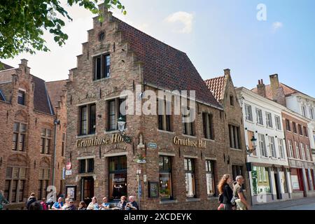 Bruges, Belgio; giugno,06,2024; facciata in mattoni di casa in stile tipico della regione delle Fiandre in via Bruges. Con molti canali e vecchi edifici Foto Stock