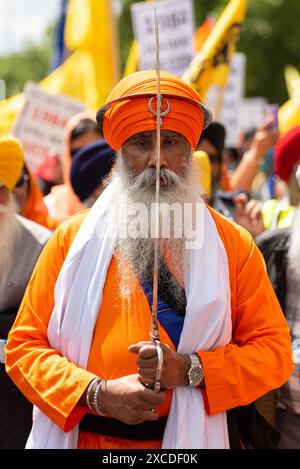 Londra, Regno Unito. 16 giugno 2024. Migliaia di sikh marciano per celebrare il 40° anniversario della battaglia di Amritsar e l'attacco dell'esercito dello stato indiano a Sri Darbar Sahib Amritsar nel giugno 1984. Crediti: Andrea Domeniconi/Alamy Live News Foto Stock