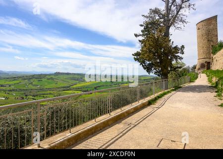 Monticchiello, Italia - 27 aprile 2023: Mura cittadine del borgo di Monticchiello, Siena, Italia Foto Stock