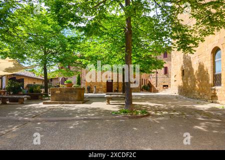 Monticchiello, Italia - 27 aprile 2023: Veduta stradale del borgo medievale di Monticchiello, Siena, Italia Foto Stock