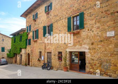 Monticchiello, Italia - 27 aprile 2023: Architettura del borgo medievale di Monticchiello, Siena, Italia Foto Stock