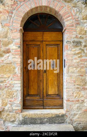 Monticchiello, Italia - 27 aprile 2023: Porta vecchia. Architettura del borgo medievale di Monticchiello, Siena, Italia Foto Stock