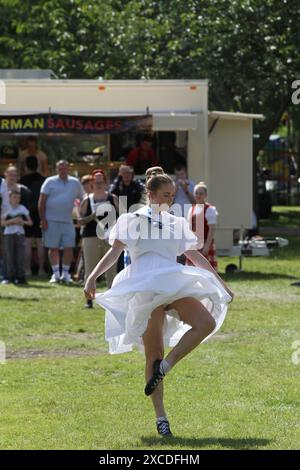 Colchester, Regno Unito. 16 giugno 2024. Tubi e tamburi provenienti da tutto il sud dell'Inghilterra si uniscono nel Lower Castle Park, Colchester. Medley di canzoni scozzesi vengono eseguite insieme a esibizioni di Highland Dancing. Organizzato per la prima volta nel 1994, l'evento prevede un concorso locale per bande di pipe. Credito: Vista orientale/Alamy Live News Foto Stock