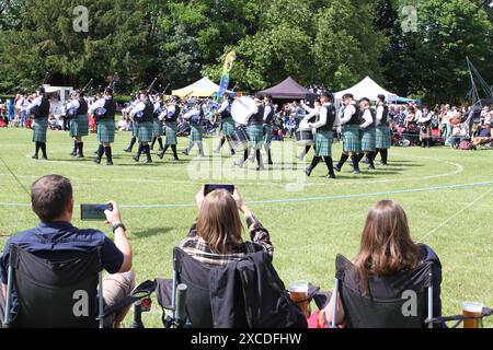 Colchester, Regno Unito. 16 giugno 2024. Tubi e tamburi provenienti da tutto il sud dell'Inghilterra si uniscono nel Lower Castle Park, Colchester. Medley di canzoni scozzesi vengono eseguite insieme a esibizioni di Highland Dancing. Organizzato per la prima volta nel 1994, l'evento prevede un concorso locale per bande di pipe. Credito: Vista orientale/Alamy Live News Foto Stock