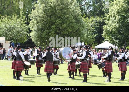 Colchester, Regno Unito. 16 giugno 2024. Tubi e tamburi provenienti da tutto il sud dell'Inghilterra si uniscono nel Lower Castle Park, Colchester. Medley di canzoni scozzesi vengono eseguite insieme a esibizioni di Highland Dancing. Organizzato per la prima volta nel 1994, l'evento prevede un concorso locale per bande di pipe. Credito: Vista orientale/Alamy Live News Foto Stock