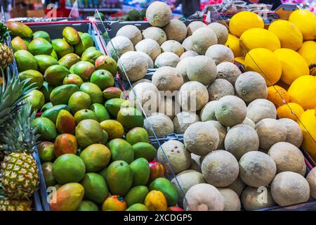 Vista ravvicinata degli scaffali con vari tipi di meloni, ananas e altri frutti nella sezione prodotti del negozio. Svezia. Foto Stock