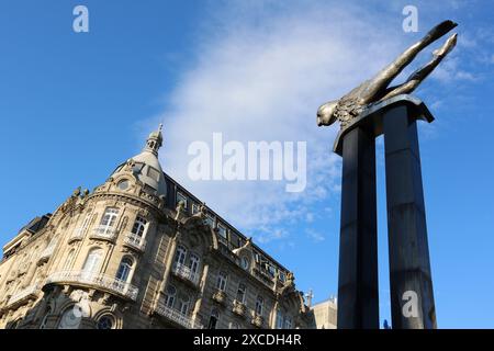 «O Sireno‘ The Sireno, Man Stainless Steel fish Leiro Francisco sculpture, Puerta del Sol, Vigo, Pontevedra, Galizia, Spagna, Foto Stock