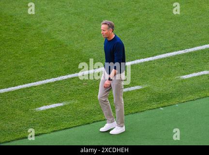 Allenatore Kasper Hjulmand Denmark schaut zu, UEFA EURO 2024 - gruppo C, Slovenia vs Danimarca, Arena Stoccarda AM 16. Giugno 2024 a Stoccarda, Germania. Foto von Silas Schueller/DeFodi Images Trainer Kasper Hjulmand Denmark Looks On, UEFA EURO 2024 - gruppo C, Slovenia vs Danimarca, Arena Stuttgart il 16 giugno 2024 a Stoccarda, Germania. Foto di Silas Schueller/DeFodi Images Defodi-738 738 SVNDEN 20240616 195 *** Coach Kasper Hjulmand Denmark Looks On, UEFA EURO 2024 gruppo C, Slovenia vs Danimarca, Arena Stoccarda il 16 giugno 2024 a Stoccarda, Germania foto di Silas Schueller DeFodi Images Coach Kas Foto Stock