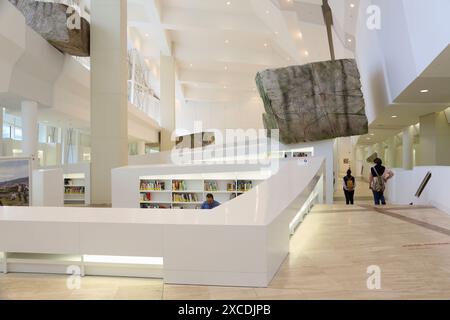 Scultura rupestre dell'artista Jorge Perianes nella Biblioteca della Cidade da Cultura de Galicia, città della Cultura della Galizia, progettata da Peter Eisenman, sa Foto Stock