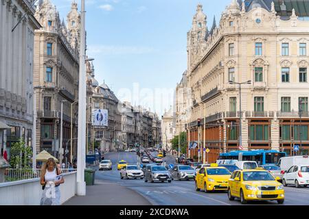 Piazza Fereciek all'estremità Pest del Ponte Elisabetta, con traffico di auto e persone che camminano. Budapest, Ungheria - 2 agosto 2023 Foto Stock