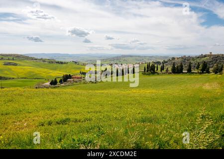 Toscana, Italia - 27 aprile 2023: Paesaggio rurale toscano in provincia di Siena, Italia Foto Stock