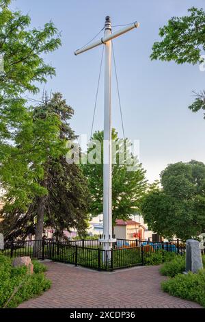 Un albero di nave commemorativo della prima guerra mondiale all'incrociatore dell'era WW i USS Minneapolis presso il lago Bde Maka Ska a Uptown Minneapolis, Minnesota. Il memoriale lo era Foto Stock