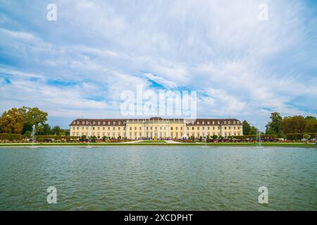 Ludwigsburg, Germania, 3 ottobre 2023, antico castello dietro l'acqua in uno splendido giardino in auto, turisti che visitano il fiorente barocco Foto Stock