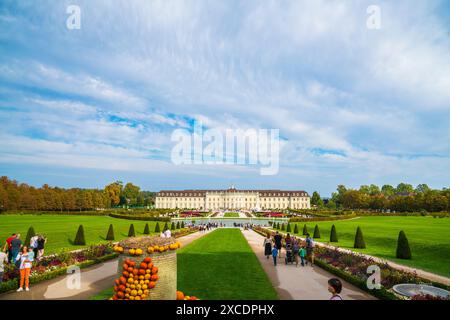 Ludwigsburg, Germania, 3 ottobre 2023, antico castello barocco in fiore in paradiso come un giardino in auto con innumerevoli zucche e turisti in visita Foto Stock