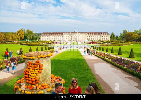 Ludwigsburg, Germania, 3 ottobre 2023, castello barocco in fiore in uno splendido giardino in auto, molte zucche, turisti che visitano il parco Foto Stock