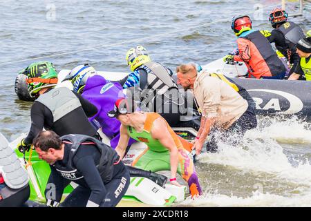 I motociclisti di moto d'acqua ordinati dai principianti nel terzo round del campionato britannico di moto d'acqua il 16 giugno 2024 a Crosby vicino a Liverpool in Inghilterra. Foto Stock