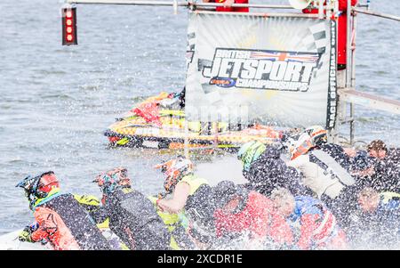 I motociclisti di moto d'acqua ordinati dai principianti nel terzo round del campionato britannico di moto d'acqua il 16 giugno 2024 a Crosby vicino a Liverpool in Inghilterra. Foto Stock