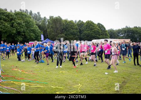 Warrington, Cheshire, Regno Unito. 16 giugno 2024. La "Race for Life" annuale a sostegno della Cancer Research UK si è svolta a Victoria Park, Warrington. Gli esercizi di riscaldamento sono stati eseguiti prima della gara crediti: John Hopkins/Alamy Live News Foto Stock