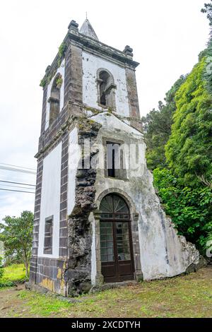 Vecchia torre della chiesa di São Mateus, mistero e accesso di Urzelina, vulcano eruttò nel 1808. Isola di São Jorge-Azzorre-Portogallo. Foto Stock