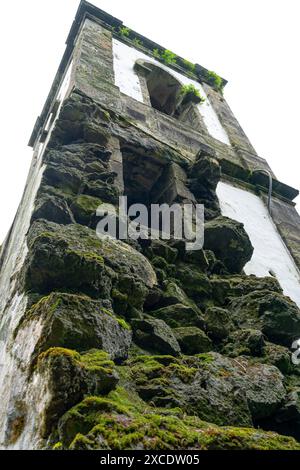 Vecchia torre della chiesa di São Mateus, mistero e accesso di Urzelina, vulcano eruttò nel 1808. Isola di São Jorge-Azzorre-Portogallo. Foto Stock