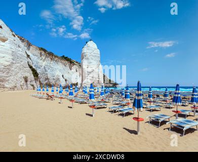 Estate pittoresca spiaggia di Pizzomunno famosa roccia bianca di Vieste, mare del Gargano in Puglia, Italia Foto Stock