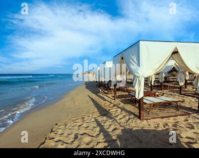 Spiaggia di lusso tende tettoie di mattina paradise spiaggia di sabbia bianca di Maldive del Salento (Pescoluse, salento Puglia sud Italia). La più bella se Foto Stock