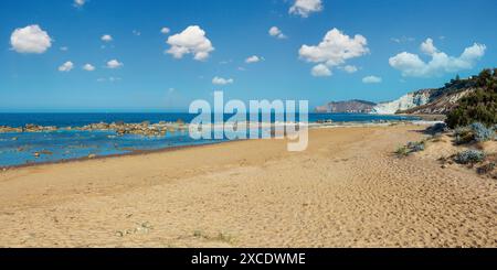 Spiaggia di sabbia sotto la famosa bianca scogliera, chiamato 'Scala dei Turchi", in Sicilia, vicino a Agrigento, Italia Foto Stock