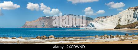 Spiaggia di sabbia sotto la famosa bianca scogliera, chiamato 'Scala dei Turchi", in Sicilia, vicino a Agrigento, Italia. Quattro scatti stitch ad alta risoluzione. Foto Stock