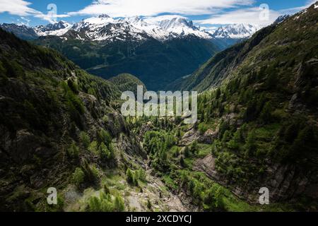 Vista panoramica della Valle del Triente, con il Monte bianco sullo sfondo, girato a Emosson, Vallese, Svizzera Foto Stock