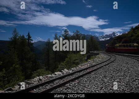 Vista panoramica della Valle del Triente, con il Monte bianco sullo sfondo, girato a Emosson, Vallese, Svizzera Foto Stock