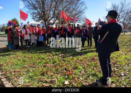 Canberra, Australia. 16 giugno 2024. Patrioti cinesi che tengono bandiere nazionali cinesi e australiane, posano per le foto di gruppo. Centinaia di patrioti cinesi hanno accolto il Premier cinese li Qiang durante la sua visita a Canberra. Li Qiang, il secondo ufficiale più alto in Cina, è il primo Premier cinese a visitare l'Australia in sette anni. Credito: SOPA Images Limited/Alamy Live News Foto Stock